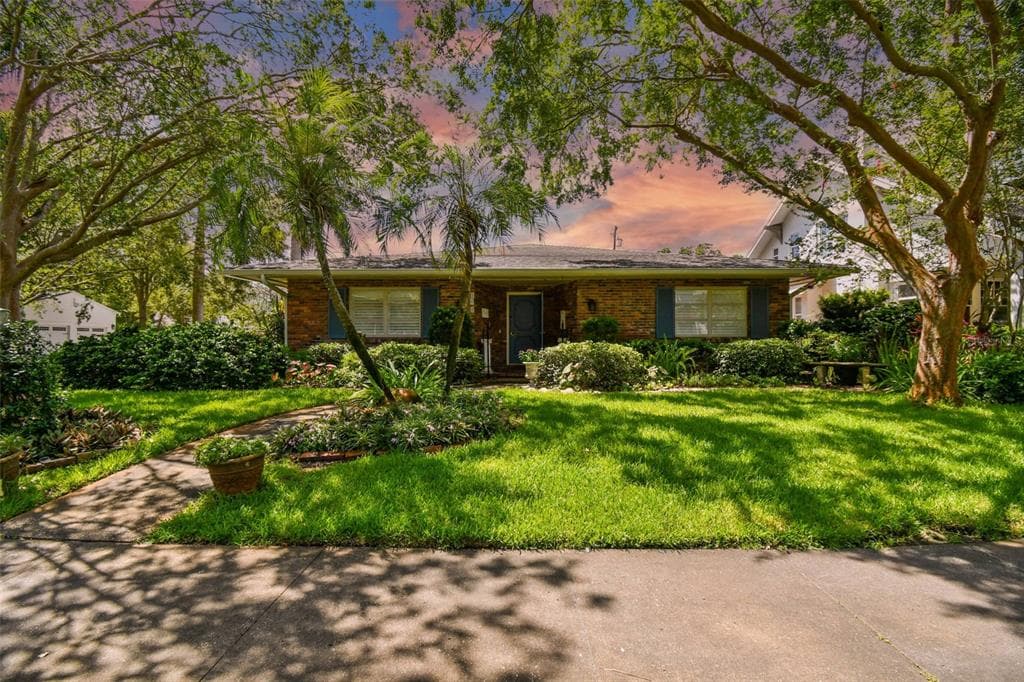 560 18TH AVENUE NE ST PETERSBURG, FL 33704