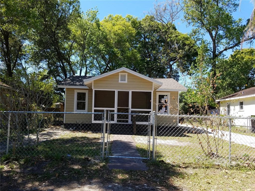 10104 N ARDEN AVENUE TAMPA, FL 33612