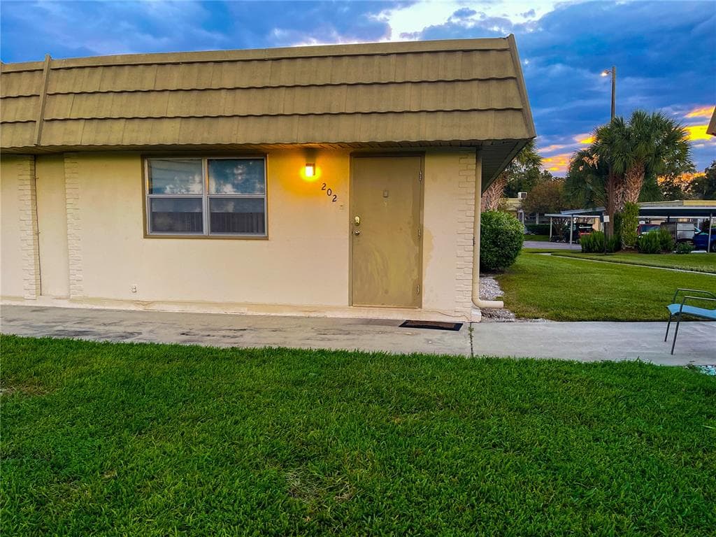 101 CAMBRIDGE TRAIL UNIT 202 SUN CITY CENTER, FL 33573