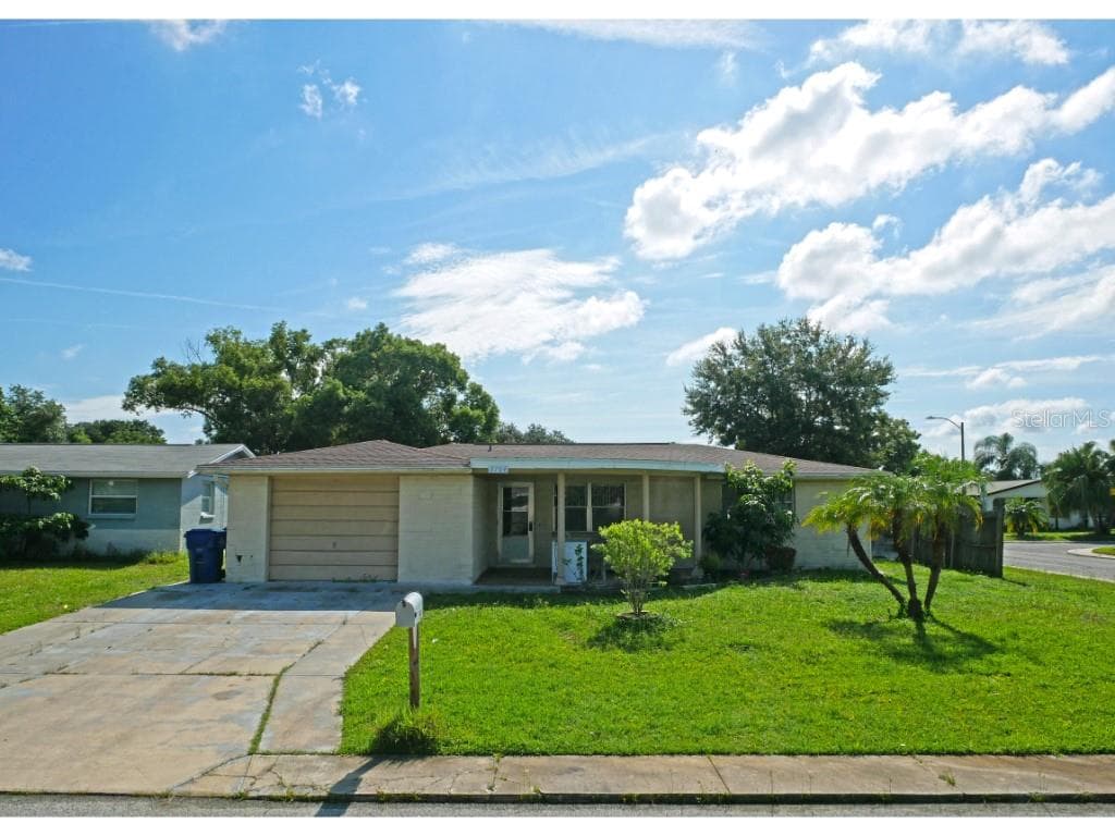2704 LAWN PLACE HOLIDAY, FL 34691
