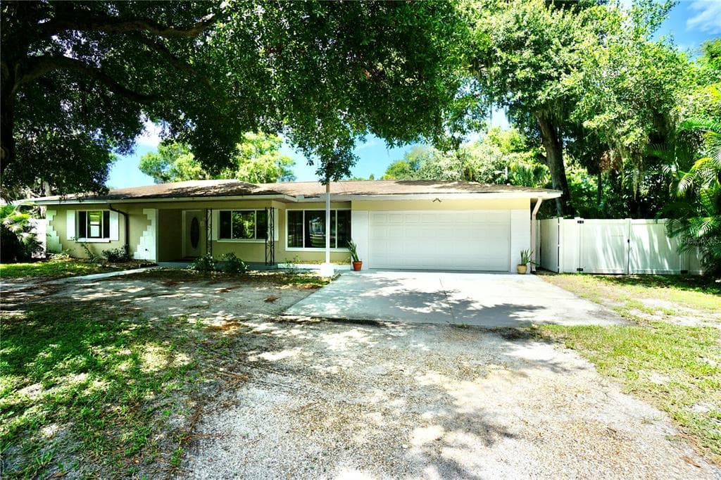 104 INDIAN ROCKS ROAD S BELLEAIR BLUFFS, FL 33770