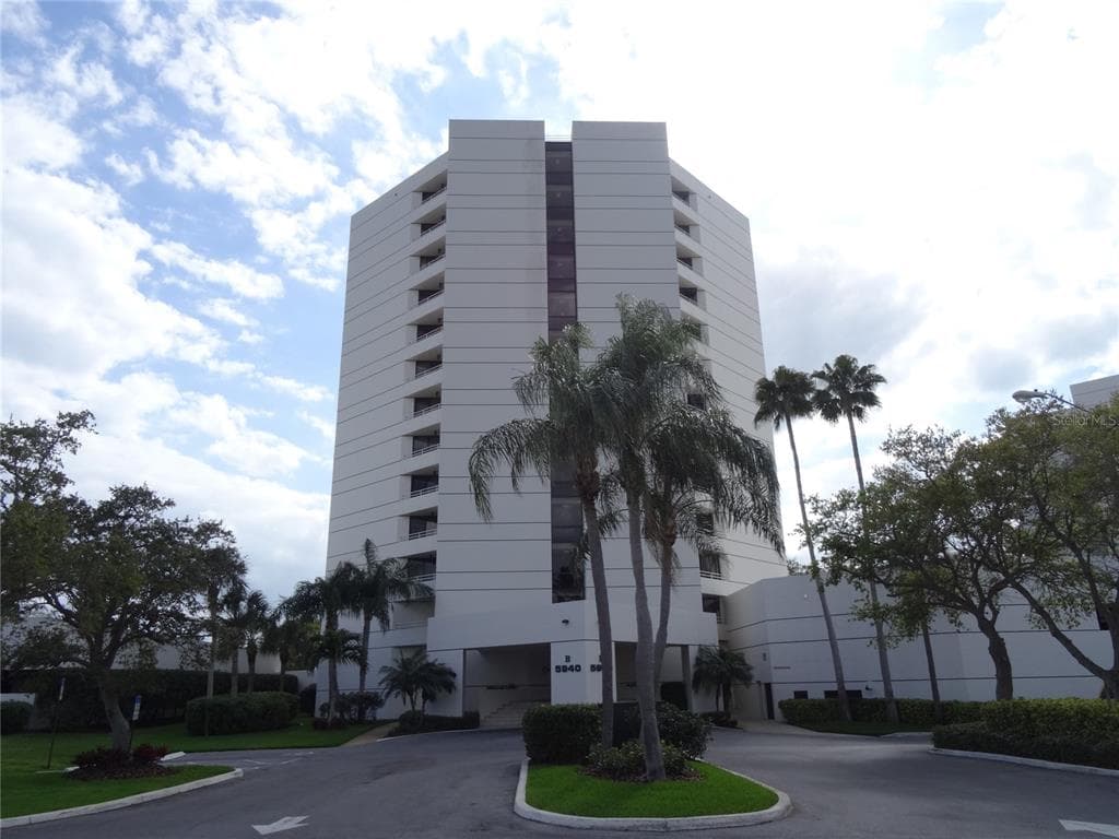 5940 PELICAN BAY PLAZA S UNIT 506 GULFPORT, FL 33707