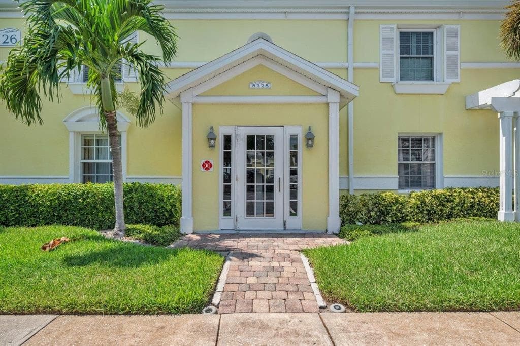 5225 COQUINA KEY DRIVE SE UNIT B ST PETERSBURG, FL 33705