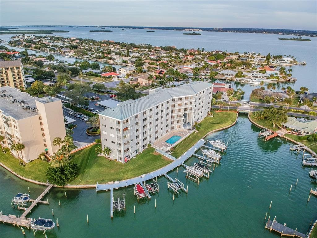 610 ISLAND WAY UNIT 302 CLEARWATER BEACH, FL 33767