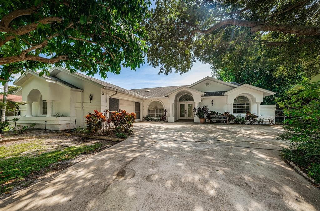 1338 RIVERSIDE DRIVE TARPON SPRINGS, FL 34689