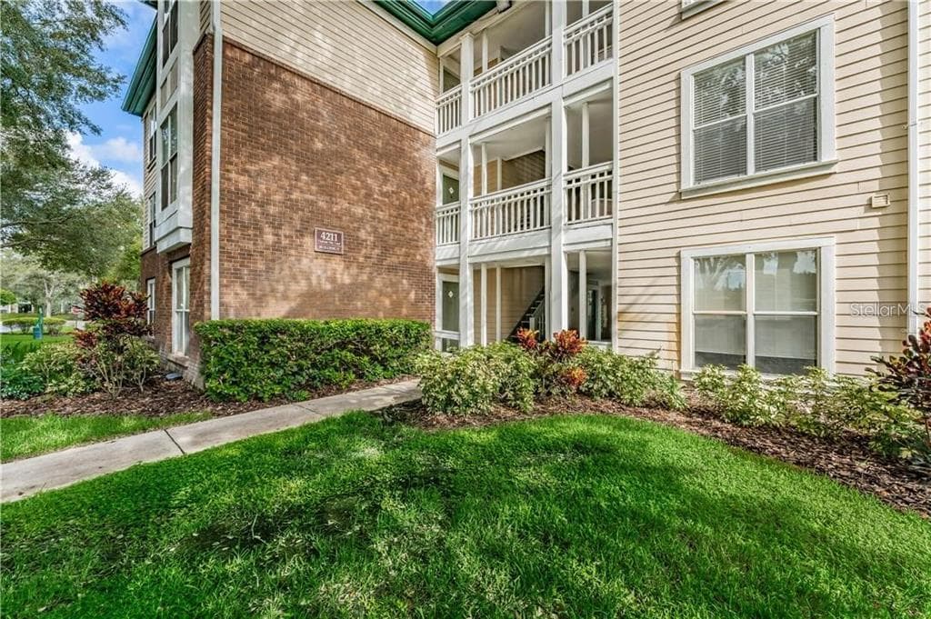 4211 CHATHAM OAK COURT UNIT 113 TAMPA, FL 33624