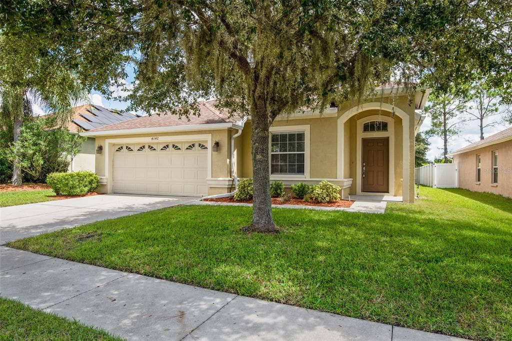 4042 LANGDRUM DRIVE WESLEY CHAPEL, FL 33543