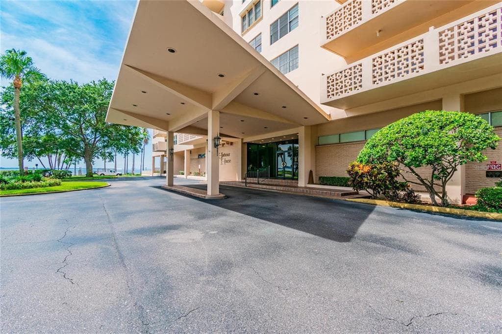 2401 BAYSHORE BLVD UNIT 703 TAMPA, FL 33629