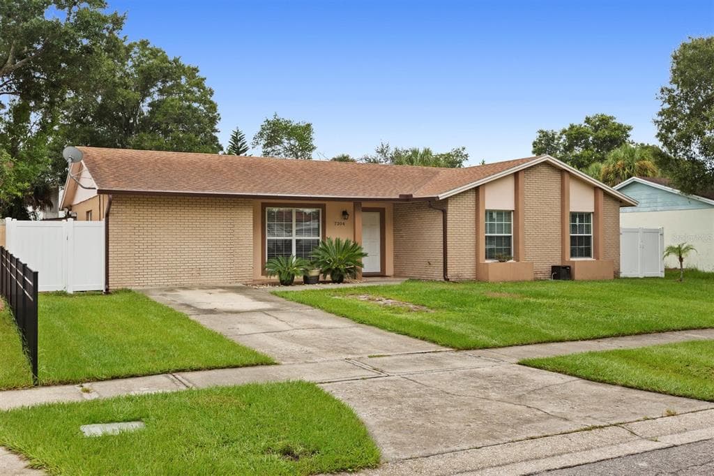 7304 W POCAHONTAS AVENUE TAMPA, FL 33634