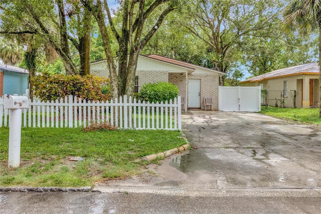 2913 E LAKE AVENUE TAMPA, FL 33610