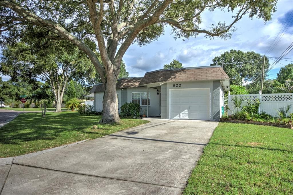 800 MURPHY AVENUE N ST PETERSBURG, FL 33703
