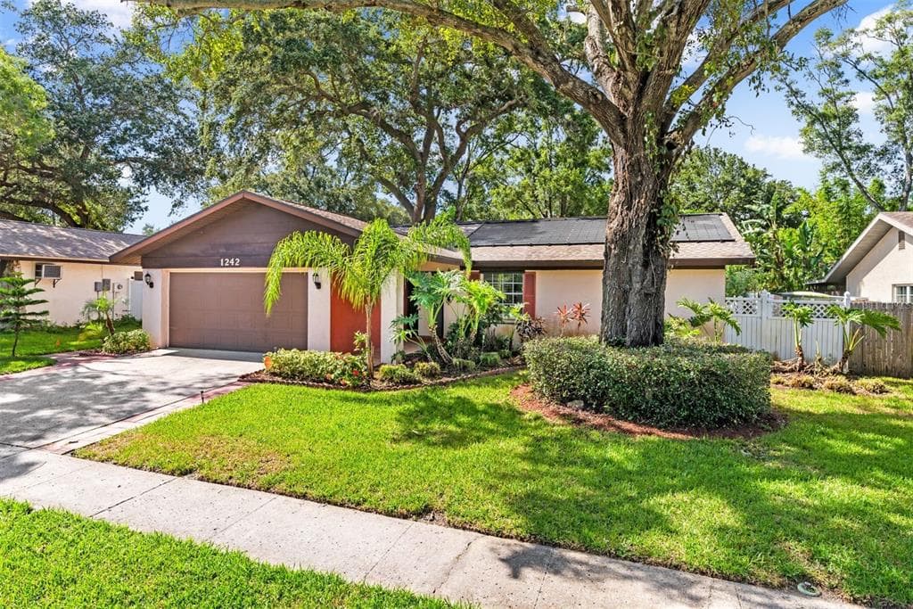 1242 WHISPER DRIVE LARGO, FL 33770