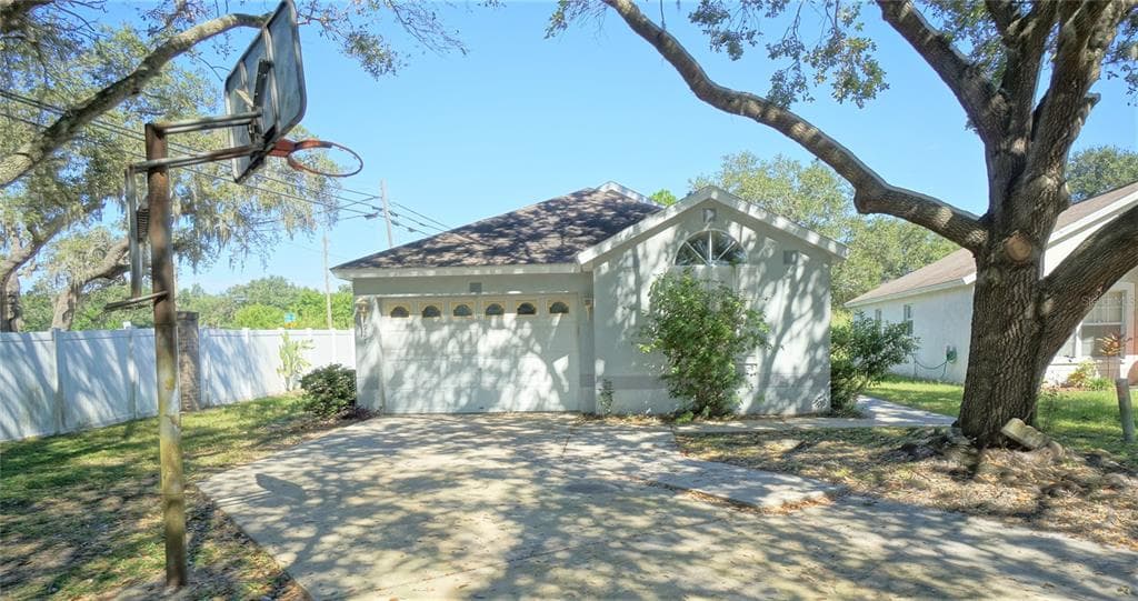 927 CAPE COD CIRCLE VALRICO, FL 33594