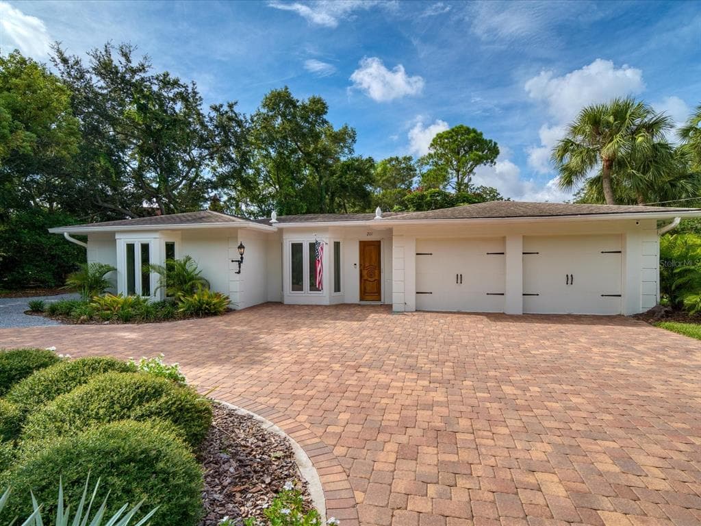 201 FLAMINGO DRIVE BELLEAIR, FL 33756