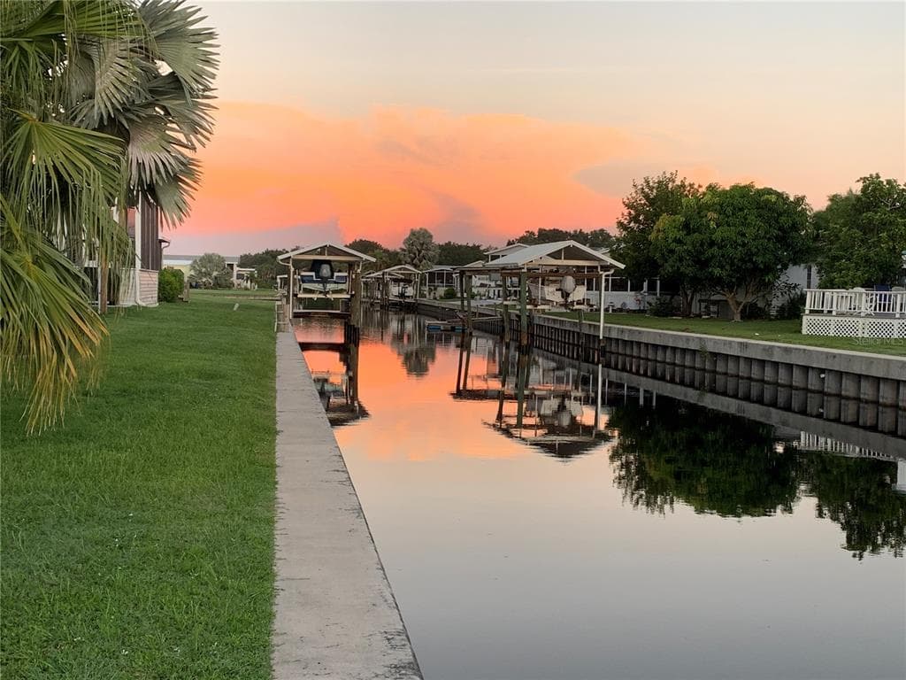 127 E SAINT JOHNS WAY APOLLO BEACH, FL 33572