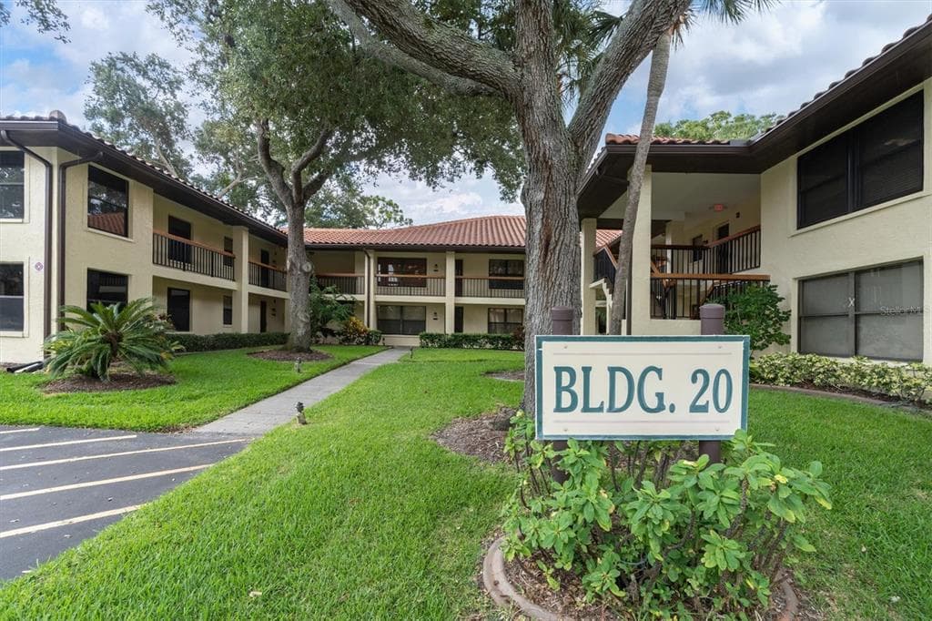 2011 HAMMOCK PINE BOULEVARD UNIT 2011 CLEARWATER, FL 33761