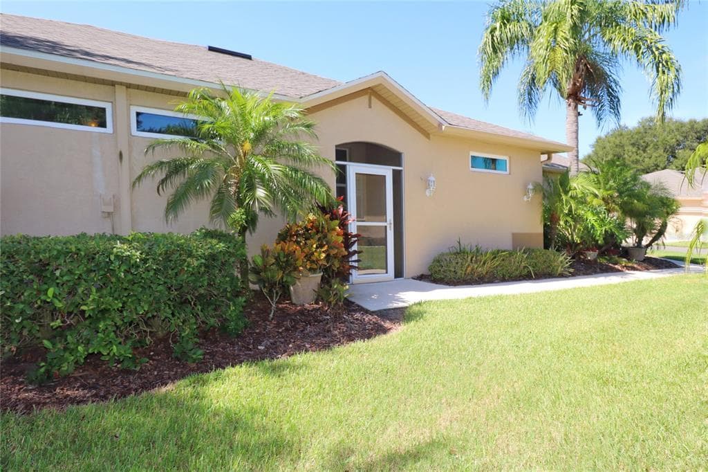 2013 ACADIA GREENS DRIVE SUN CITY CENTER, FL 33573