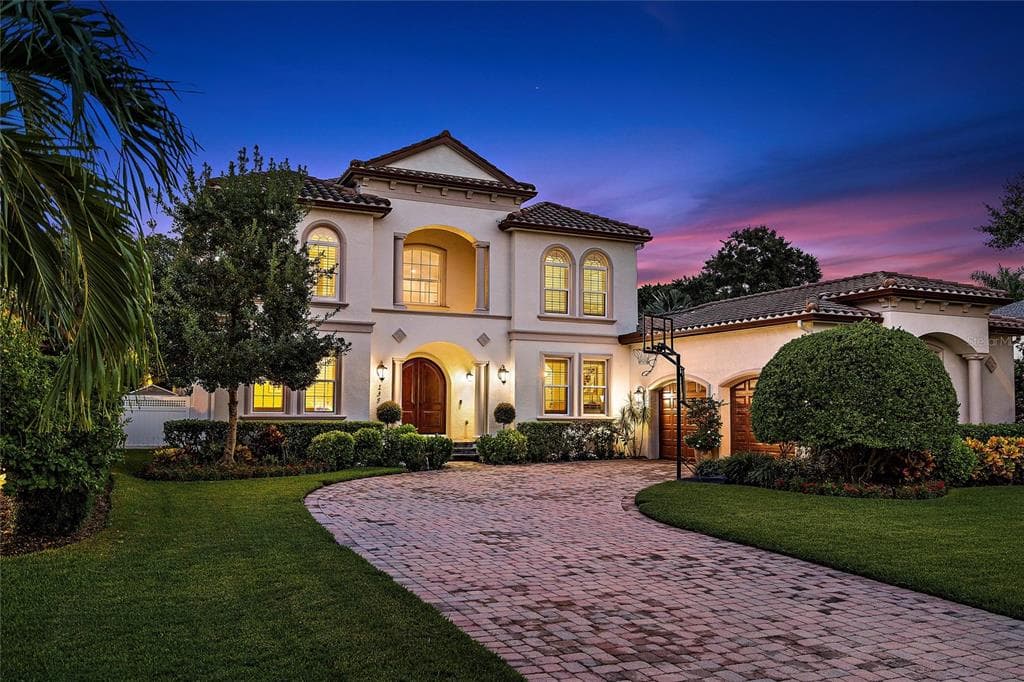 135 RIVIERA WAY NE ST PETERSBURG, FL 33704