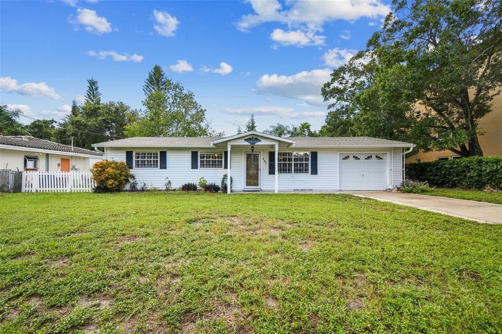 202 TWIN LAKE DRIVE BELLEAIR BLUFFS, FL 33770