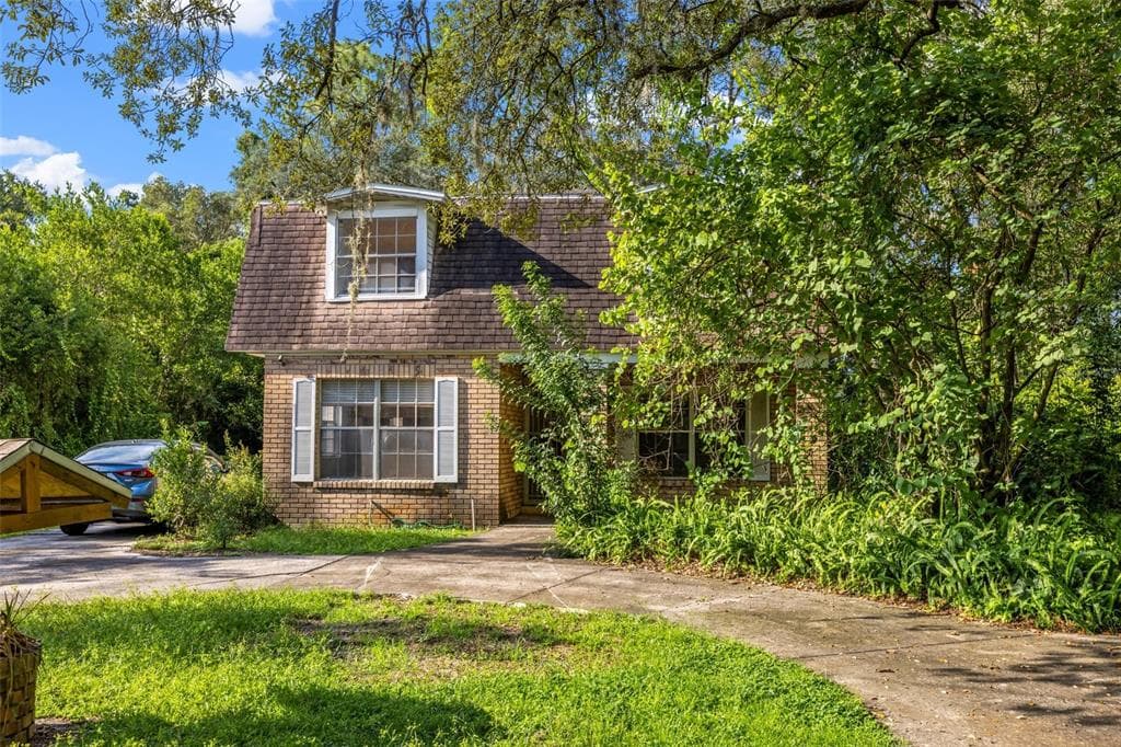 2005 N VILLAGE AVENUE TAMPA, FL 33612