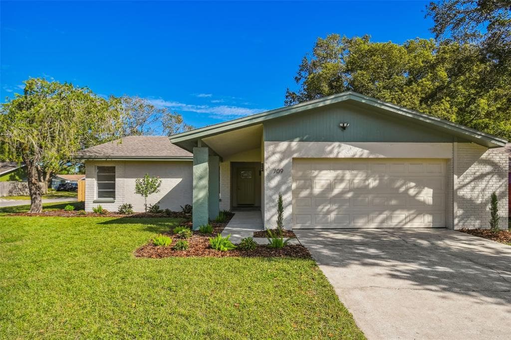 709 GATEWAY LANE TAMPA, FL 33613