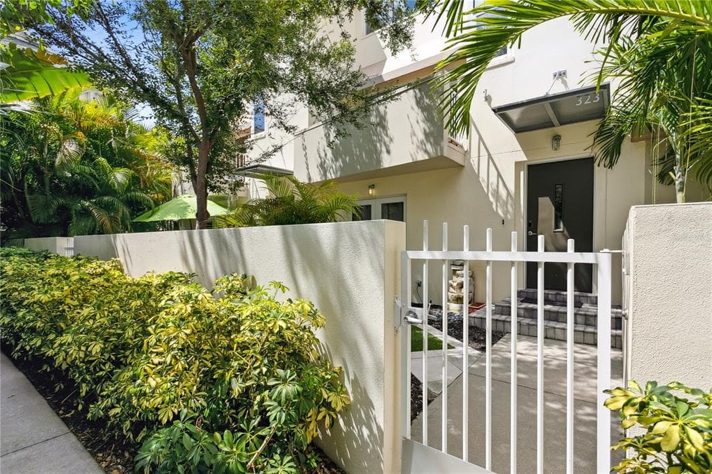 323 4TH AVENUE N ST PETERSBURG, FL 33701