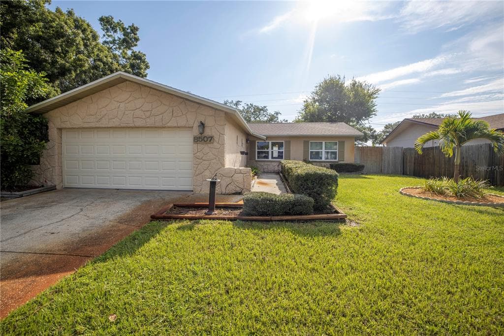 8507 JENNIFER LANE SEMINOLE, FL 33777