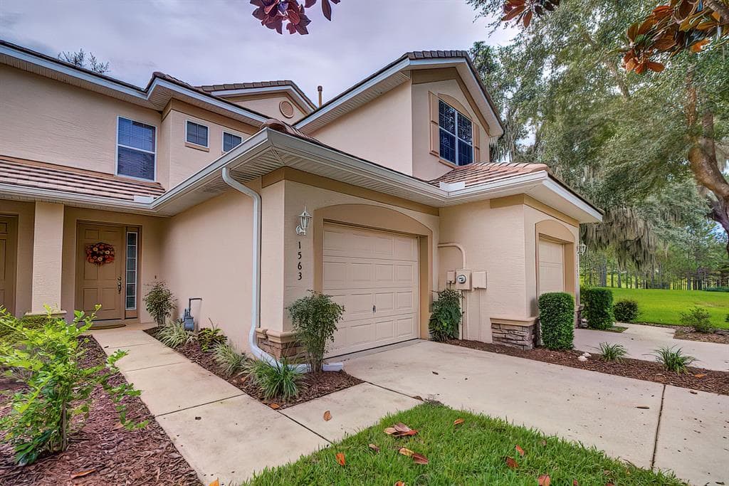 1563 W SWEET OAKS COURT