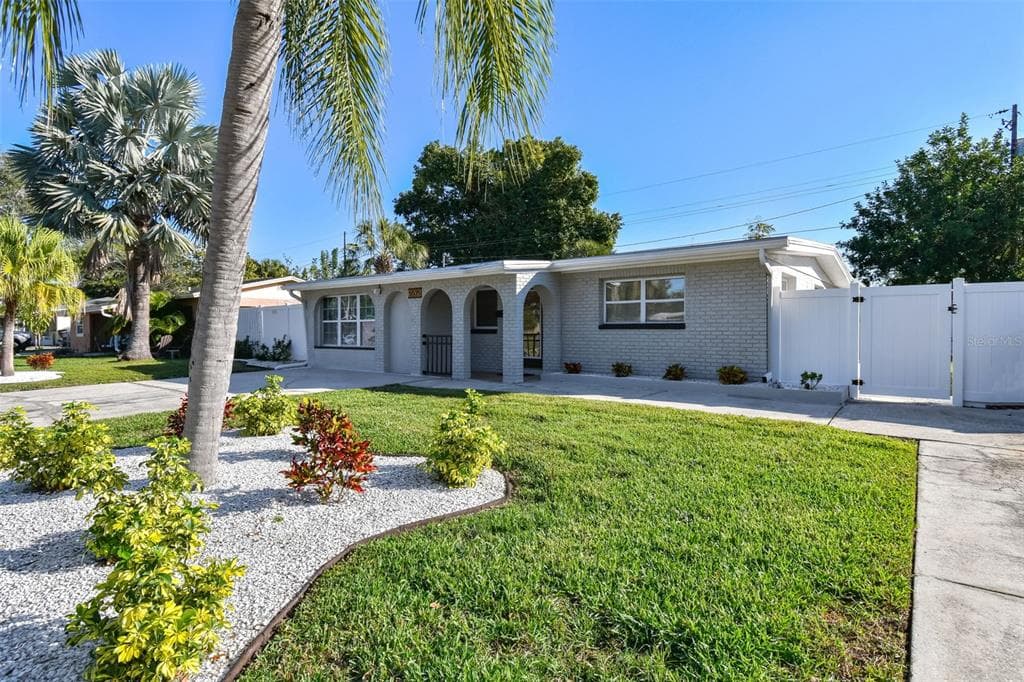 5535 BAY STREET NE ST PETERSBURG, FL 33703