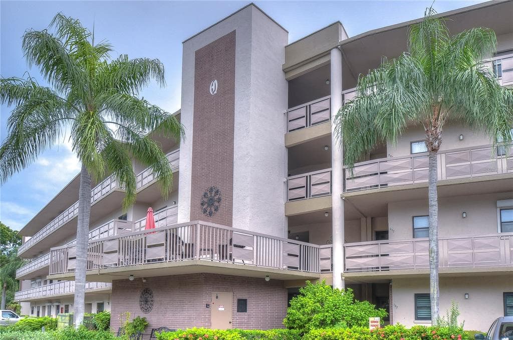 8199 TERRACE GARDEN DRIVE N UNIT 106 ST PETERSBURG, FL 33709