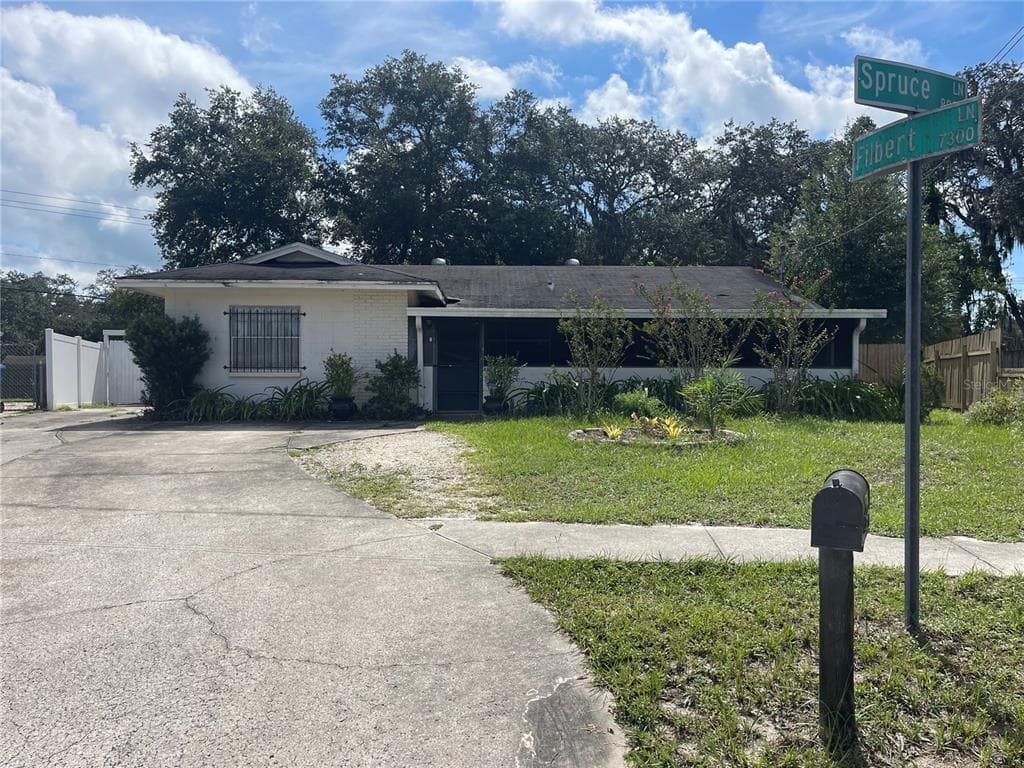 8801 SPRUCE LANE TAMPA, FL 33637