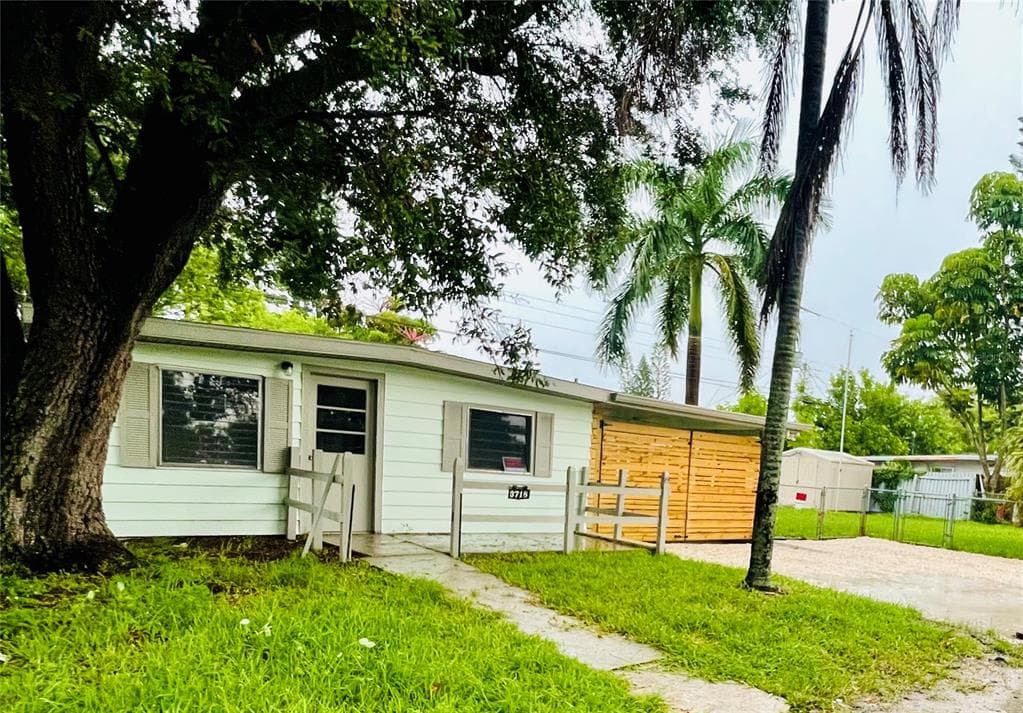 3718 16TH STREET W BRADENTON, FL 34205
