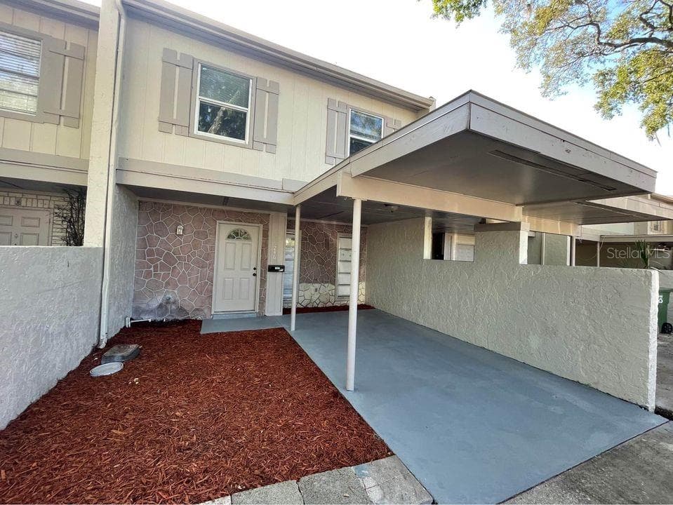 5246 TENNIS COURT CIRCLE UNIT 5246 TAMPA, FL 33617