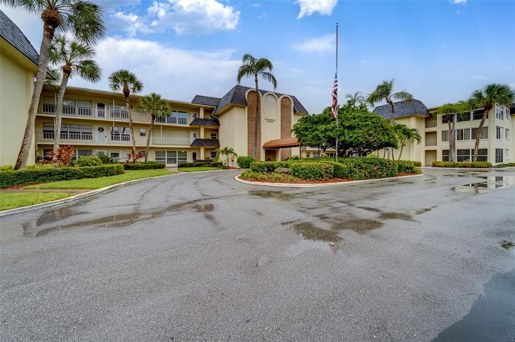 4780 COVE CIRCLE UNIT 209 ST PETERSBURG, FL 33708