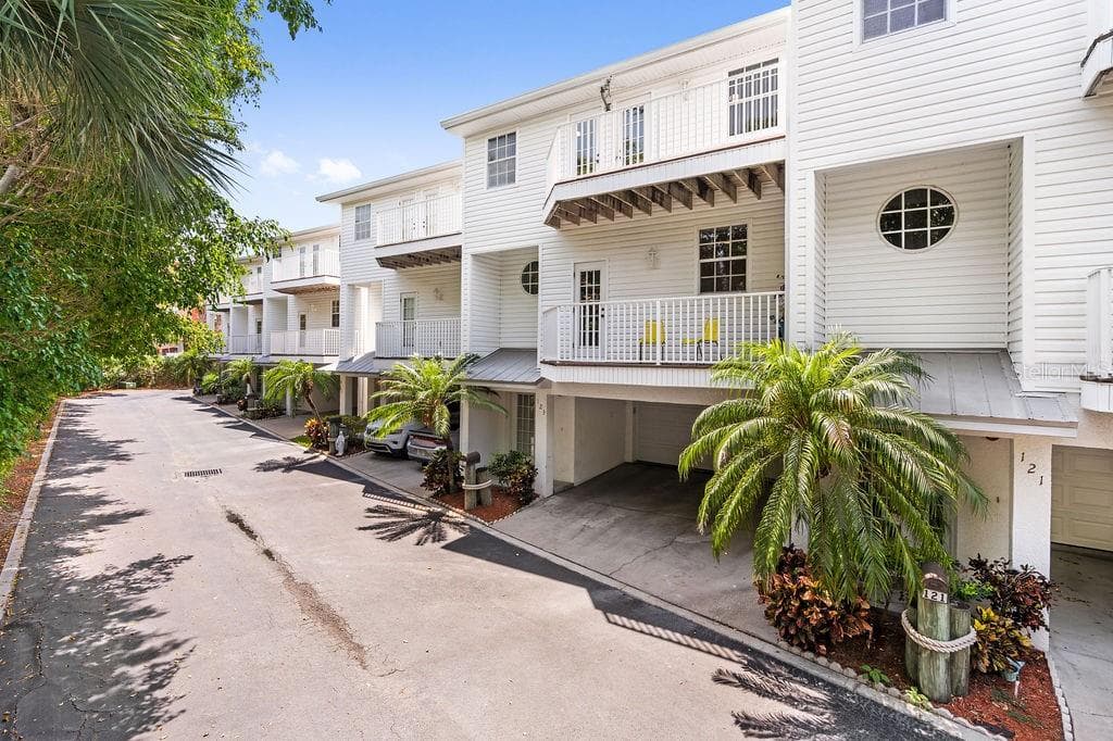 123 SHOALS CIRCLE NORTH REDINGTON BEACH, FL 33708