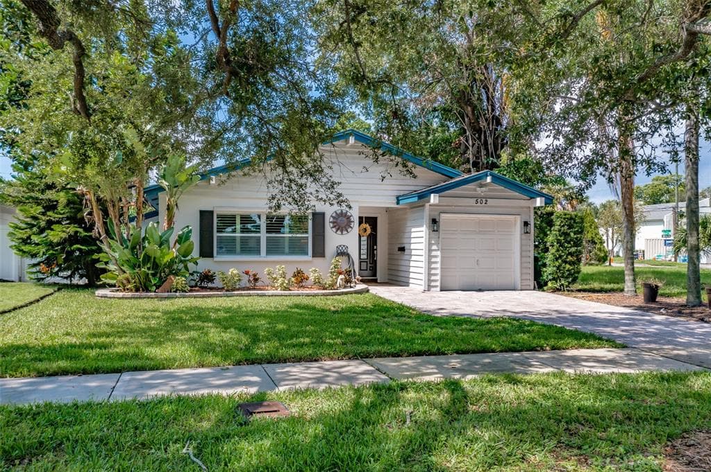 502 E DAVIS BLVD