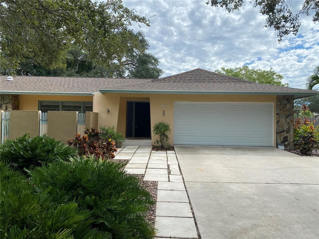 701 BLUFF VIEW DRIVE BELLEAIR BLUFFS, FL 33770