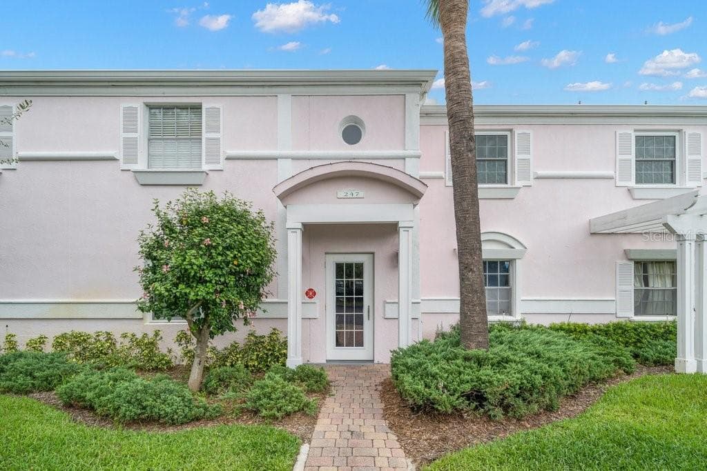 247 POMPANO DRIVE SE UNIT D ST PETERSBURG, FL 33705