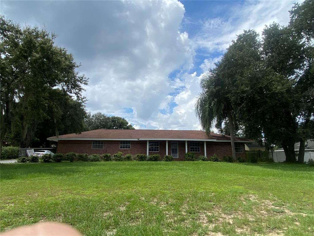 2216 . E LITHIA PINECREST RD.