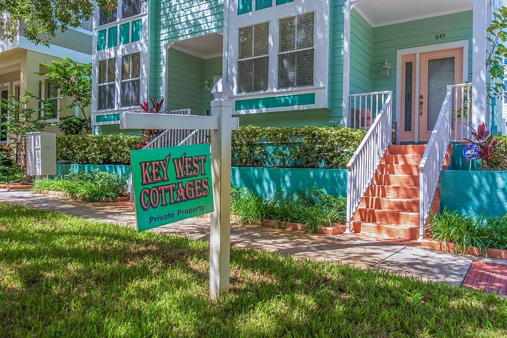 646 CHARLES COURT S ST PETERSBURG, FL 33701