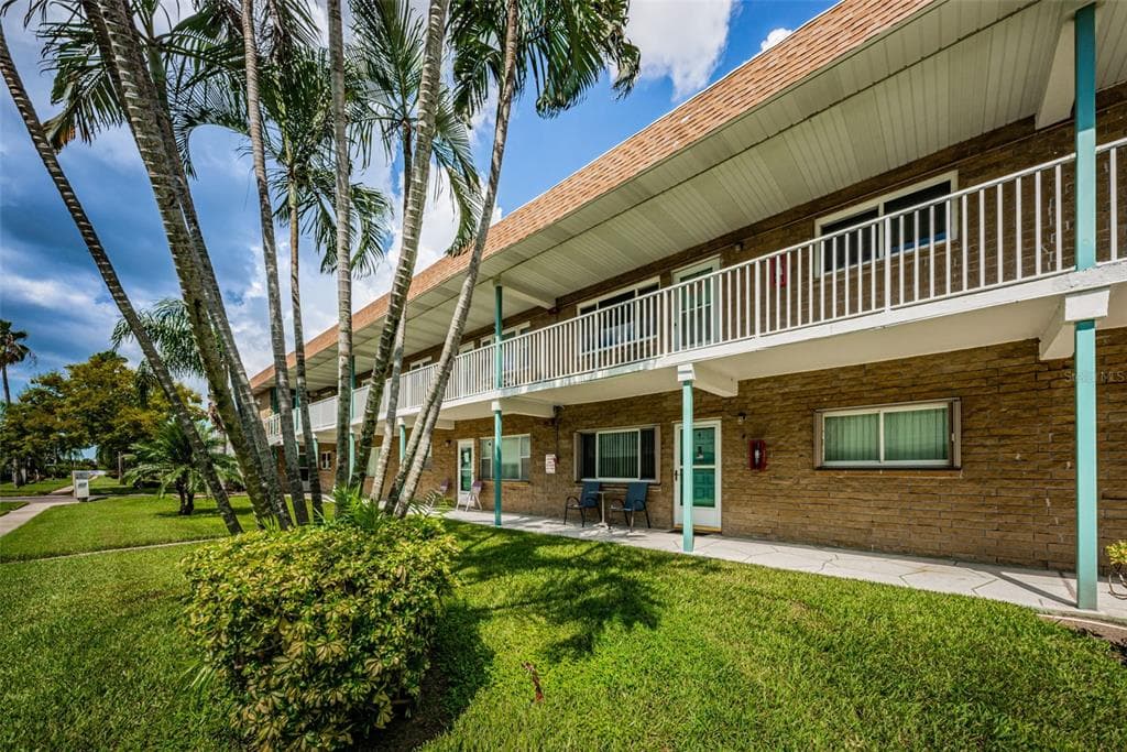 5247 81ST STREET N UNIT 4 ST PETERSBURG, FL 33709
