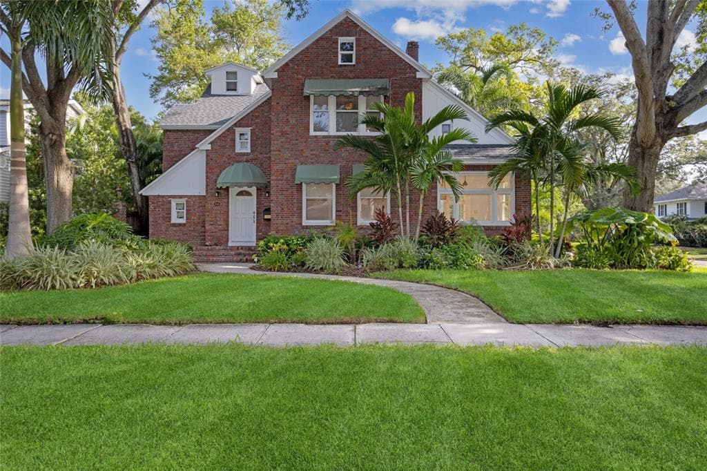 555 18TH AVENUE NE ST PETERSBURG, FL 33704