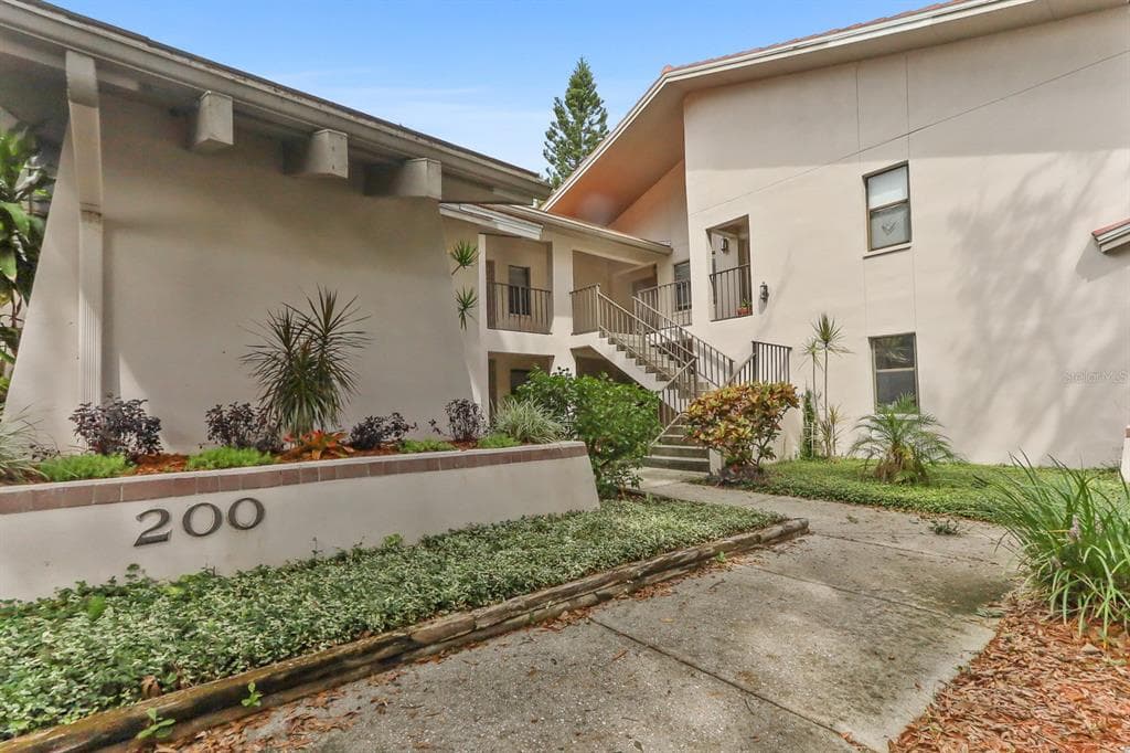 300 S FLORIDA AVENUE UNIT 200F TARPON SPRINGS, FL 34689