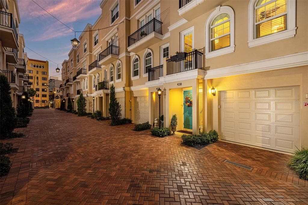 438 REGENT LANE N ST PETERSBURG, FL 33701