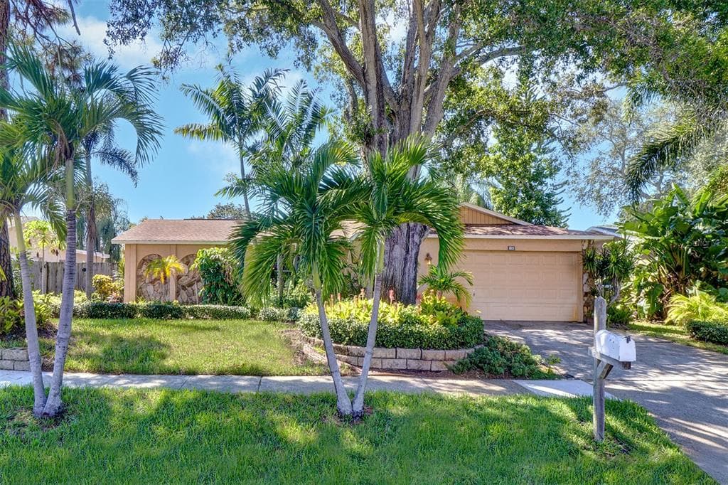 8336 MONARCH CIRCLE SEMINOLE, FL 33772