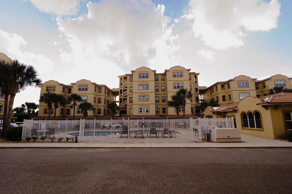 642 WELLS COURT UNIT 402 CLEARWATER, FL 33756