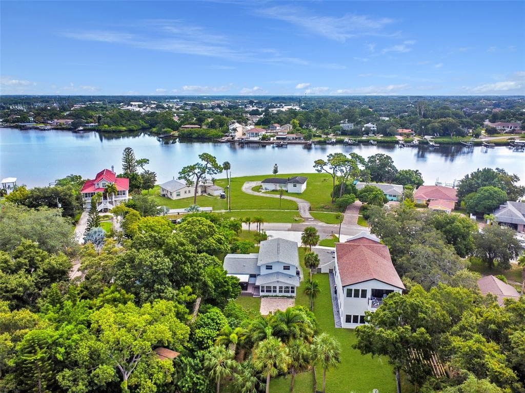 621 BAYSHORE DRIVE TARPON SPRINGS, FL 34689