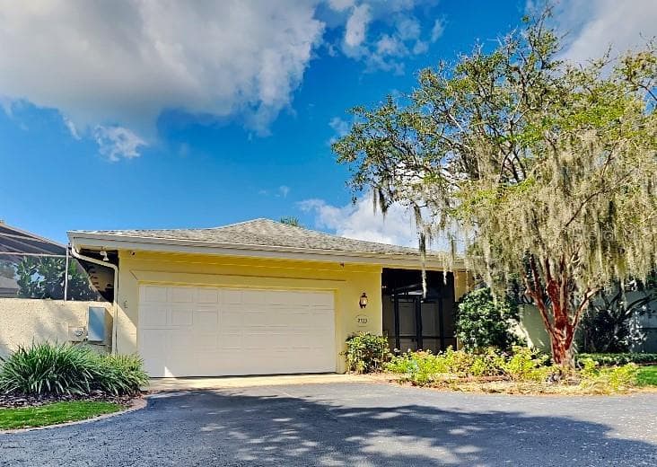 2533 SWEETWATER COUNTRY CLUB DRIVE APOPKA, FL 32712