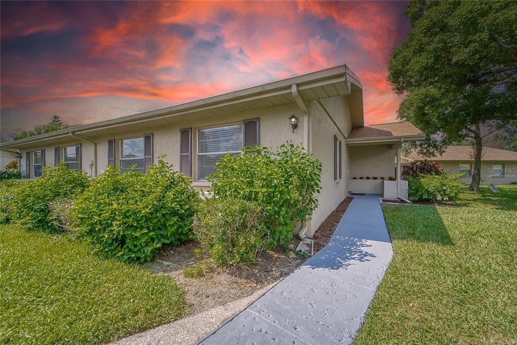304 FRIAR COURT UNIT B SUN CITY CENTER, FL 33573