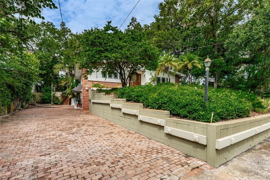 8380 40TH AVENUE N ST PETERSBURG, FL 33709